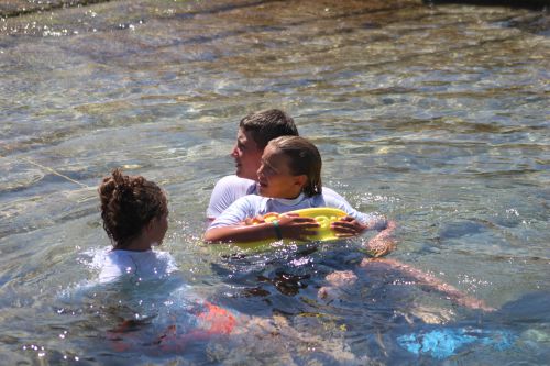 Victime consciente ramenée vers la plage avec bouée tube